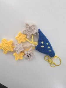 crochet stars keychain, handmade keychain for women, cute keychain ,all woven stitch by stitch. hang it on your bag and you will become a unique scenery.